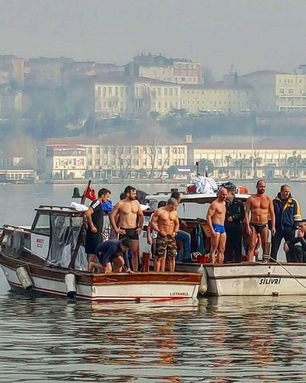 Ορεστιάδα: Δύο Εβρίτες πήδηξαν στο Βόσμπορο για να πιάσουν το Σταυρό (φώτο)