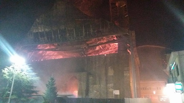 Ανυπολόγιστες οι ζημιές απο τη φωτιά στο Τέμενος Βαγιαζίτ. (φώτο)