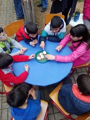 Έβαψαν πασχαλινά αυγά τα παιδιά,σε εκδήλωση που έγινε στο Εθνολογικό Μουσείο Αλεξανδρούπολης.